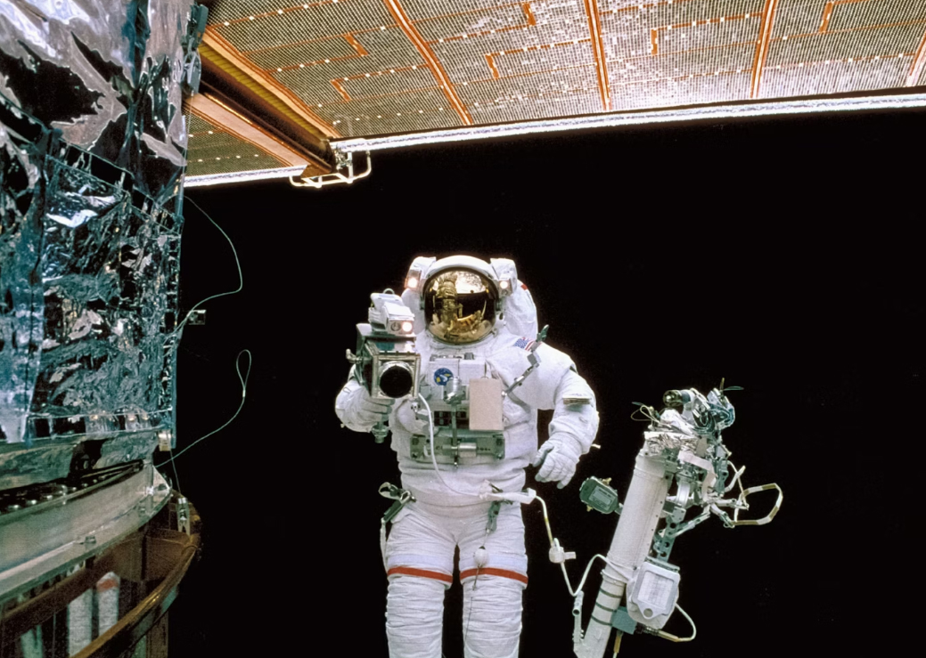 Врач космической медицины